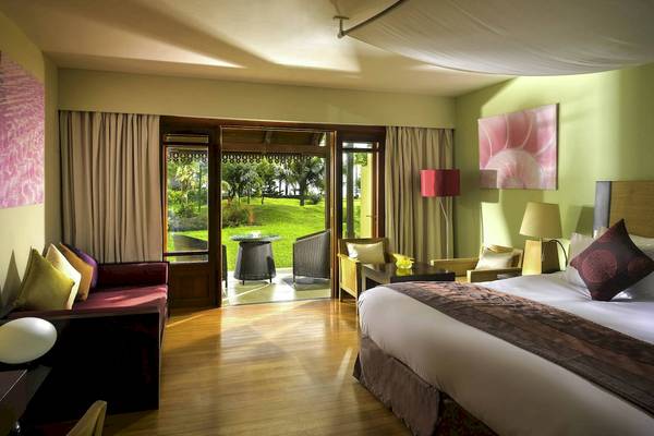 Schlafzimmer im Sofitel Mauritius L'Imperial Resort & Spa mit Blick auf den Garten