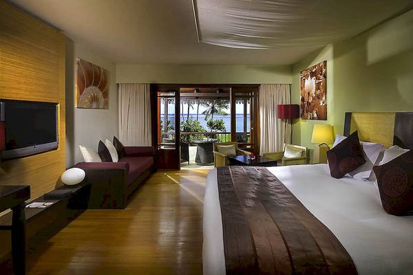 Schlafzimmer im Sofitel Mauritius L'Imperial Resort & Spa mit einem großen Bett, einem Balkon und einem Meerblick.