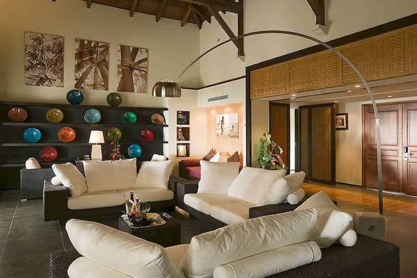 Sofitel Mauritius L'Imperial Resort & Spa Wohnzimmer mit weißen Sofas und Dekokugeln an der Wand