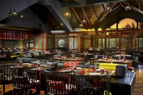 Innenansicht des Restaurants im Sofitel Mauritius L'Imperial Resort & Spa mit Tischen, Stühlen und Tischdecken.