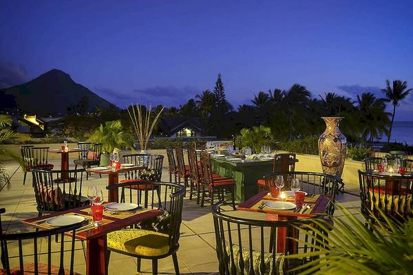 Abendessen auf der Terrasse des Sofitel Mauritius L'Imperial Resort & Spa mit Blick auf den Berg und den Ozean.