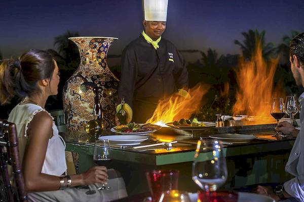 Grill-Dinner im Freien mit einem Koch, der vor Gästen kocht, im Sofitel Mauritius L'Imperial Resort & Spa