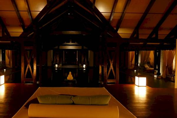 Innenbereich des Sofitel Mauritius L'Imperial Resort & Spa mit weichen Lichtern und einem Meditationsbereich.