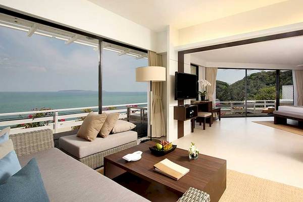 Suite im Cape Panwa Hotel mit Meerblick, Balkon und modernen Möbeln.