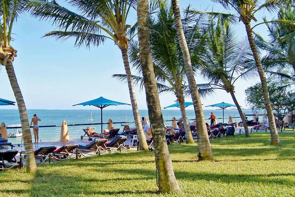 Strand des Bamburi Beach Hotel mit vielen Palmen und Sonnenliegen im Freien