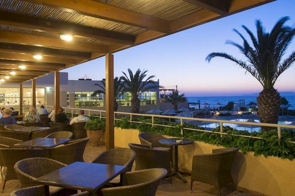 Außenterrasse des Allsun Hotel Zorbas Village mit Blick auf den Pool und die Palmen