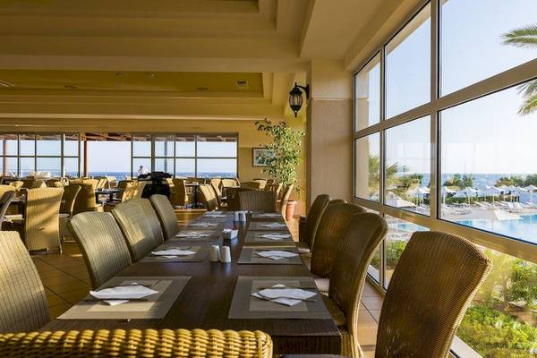 Restaurant im Allsun Hotel Zorbas Village mit Blick auf das Meer