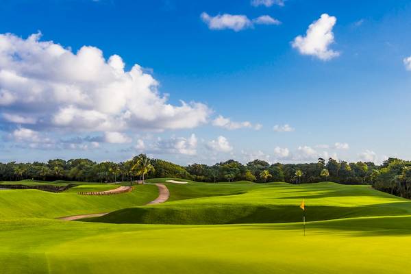 Golfplatz im Iberostar Paraiso del Mar Hotel mit blauem Himmel und Wolken.