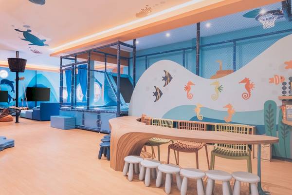 Kinderspielbereich im Iberostar Paraiso del Mar Hotel mit blauer Wandgestaltung und Meerestieren.