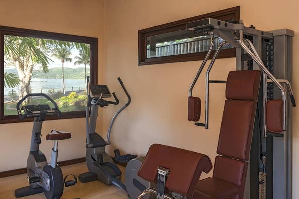 Fitnessbereich im Fisherman's Cove Resort mit Blick auf den See