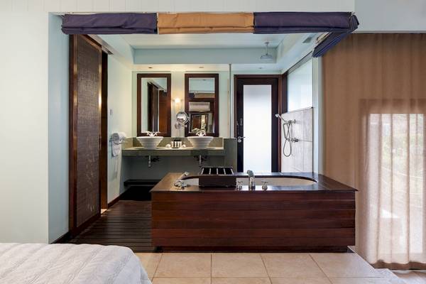 Badezimmer im Fisherman's Cove Resort mit Doppelwaschbecken und Badewanne.