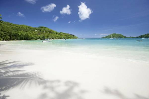 Foto von Fisherman's Cove Resort Strand mit weißen Sand und blauem Wasser