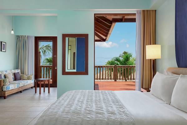 Zimmer im Fisherman's Cove Resort mit Blick auf die Terrasse und das Meer.