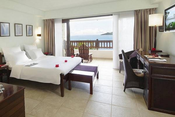 Innenansicht der Suite im Fisherman's Cove Resort mit Blick auf den Ozean.
