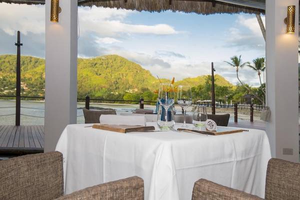 Tisch im Fisherman's Cove Resort mit Blick auf Berge und Wasser.