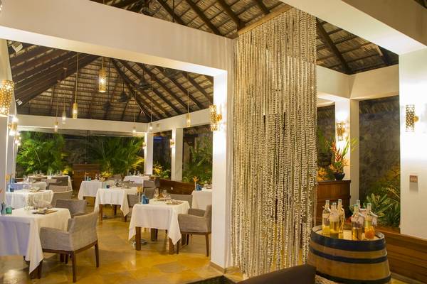 Innenbereich des Fisherman's Cove Resorts, zeigt ein Restaurant mit Tischen und Stühlen.