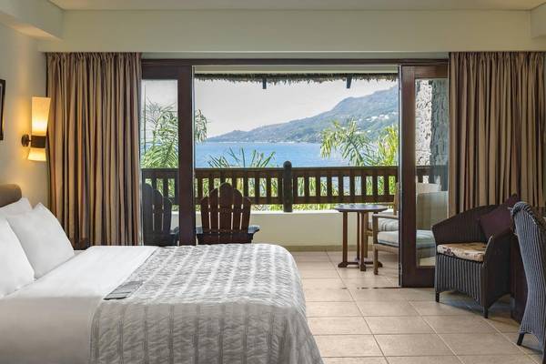 Zimmer im Fisherman's Cove Resort mit Blick auf den Ozean von der Terrasse aus.