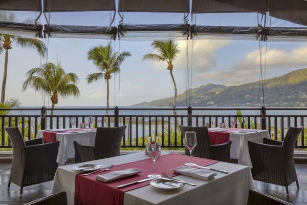 Terrasse des Fisherman's Cove Resort mit Blick auf das Meer und Palmen
