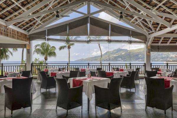 Terrasse des Fisherman's Cove Resorts mit Blick auf das Meer und die Berge.