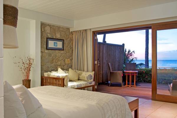 Schlafzimmer im Fisherman's Cove Resort mit Blick auf den Ozean