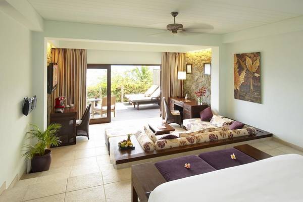 Innenansicht der Suite im Fisherman's Cove Resort mit Wohnzimmer, Essbereich und Terrasse.
