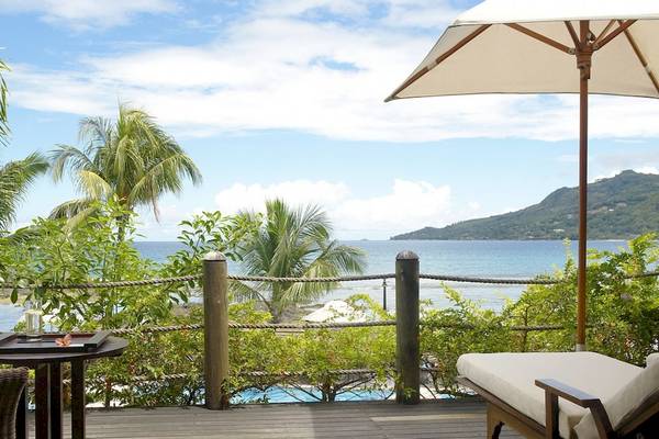 Terrasse des Fisherman's Cove Resorts mit Blick auf das Meer und eine Insel