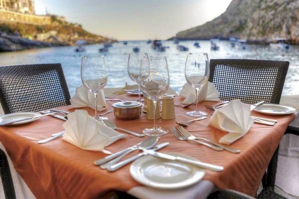 Tisch im Saint Patrick's Hotel Gozo mit Blick auf das Meer.