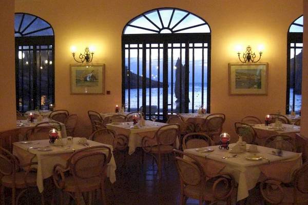 Innenansicht des Restaurants im Saint Patrick's Hotel Gozo mit Blick auf das Meer.
