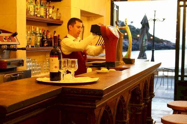 Ein Barkeeper im Saint Patrick's Hotel Gozo schenkt ein Getränk ein.