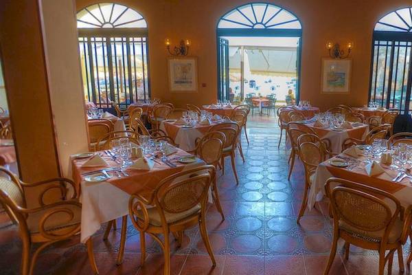Innenansicht des Restaurants im Saint Patrick's Hotel Gozo mit gedeckten Tischen und Stühlen.