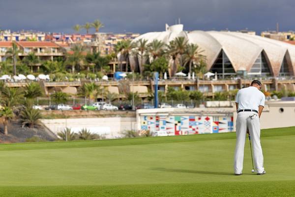 Golfspieler vor dem Hotel H10 Playa Meloneras Palace auf einem Golfplatz