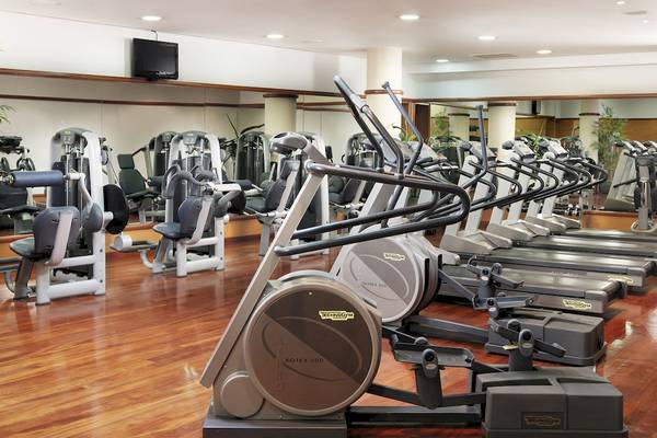 Fitnesscenter im H10 Playa Meloneras Palace Hotel mit verschiedenen Trainingsgeräten.