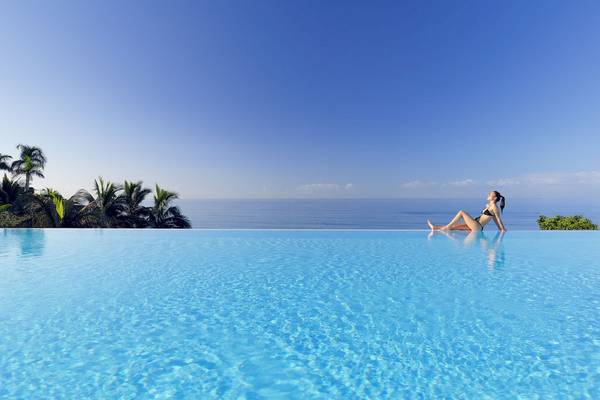 Frau am Infinity-Pool im H10 Playa Meloneras Palace