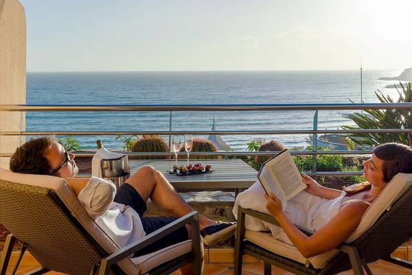 Paar genießt Meerblick auf der Terrasse des H10 Playa Meloneras Palace