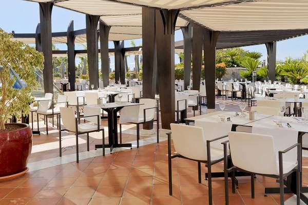 Restaurant im Freien des H10 Playa Meloneras Palace Hotels mit Tischen und Stühlen