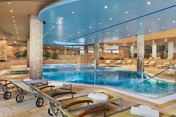 Innenpool des H10 Playa Meloneras Palace mit Lounge-Stühlen und einer blauen Decke.