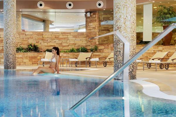 Frau im Schwimmbad des H10 Playa Meloneras Palace Hotels