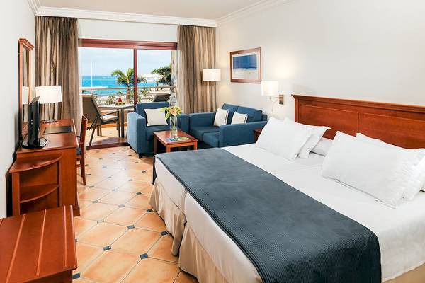 Hotelzimmer im H10 Playa Meloneras Palace mit Blick auf das Meer.