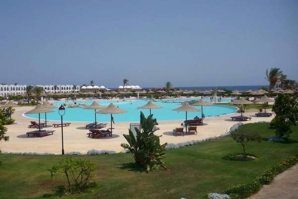 Gorgonia Strand Resort mit vielen Sonnenschirmen und Liegestühlen rund um den Pool