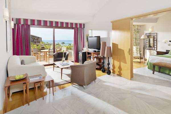 Innenansicht der Suite im H10 Playa Meloneras Palace mit Blick auf das Meer.