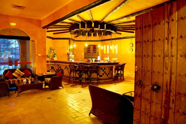 Innenansicht der Bar im Odyssee Resort Thalasso & Spa mit Sitzbereichen und einer Theke.