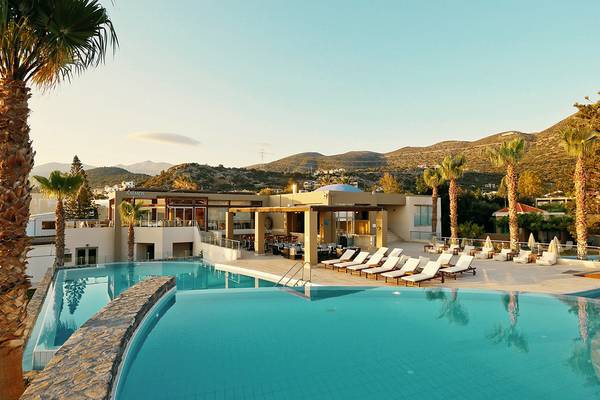 Außenpoolbereich des Blue Sea Beach Hotels mit Liegestühlen und Sonnenschirmen.