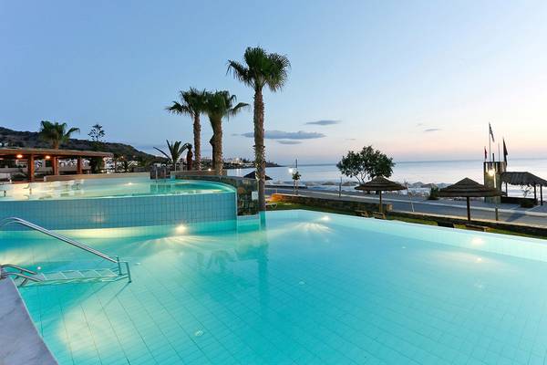 Außenpool des Blue Sea Beach Hotel am Abend mit Blick auf das Meer