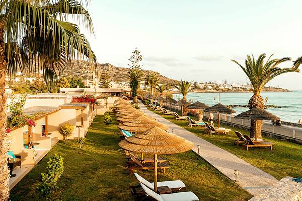 Luftaufnahme des Blue Sea Beach Hotel an der Amalfiküste mit Sonnenliegen und Palmen am Strand
