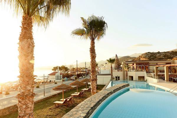 Außenpool des Blue Sea Beach Affiliated by Melia Hotels mit Palmen und Sonnenliegen