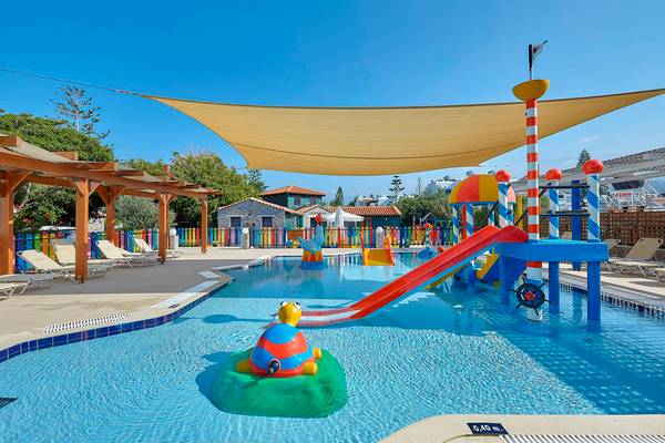 Kinderpool im Alexander Beach Hotel & Village Resort mit Rutsche und Spielgeräten