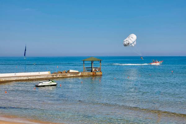 Parasailing-Aktivität am Strand des Alexander Beach Hotel & Village Resort
