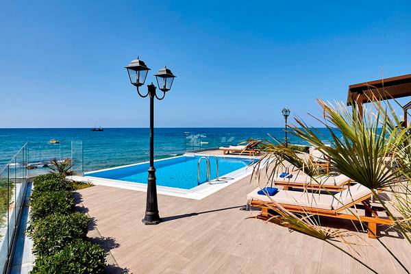 Alexander Beach Hotel Pool auf der Terrasse mit Blick auf das Meer