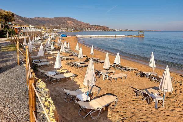 Strand des Alexander Beach Hotel mit vielen Liegen und Sonnenschirmen