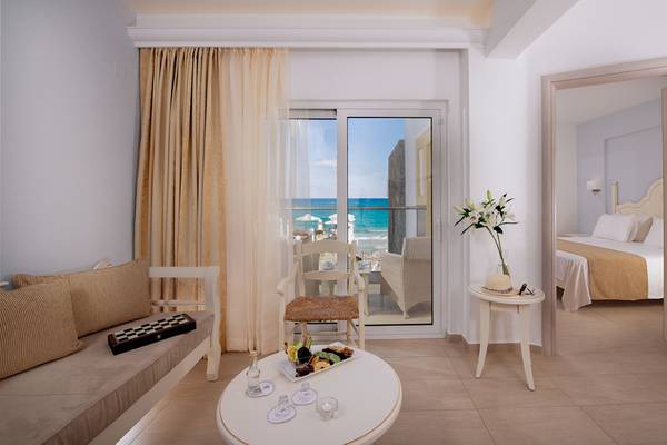 Innenansicht eines Zimmers im Alexander Beach Hotel mit Blick auf das Meer.